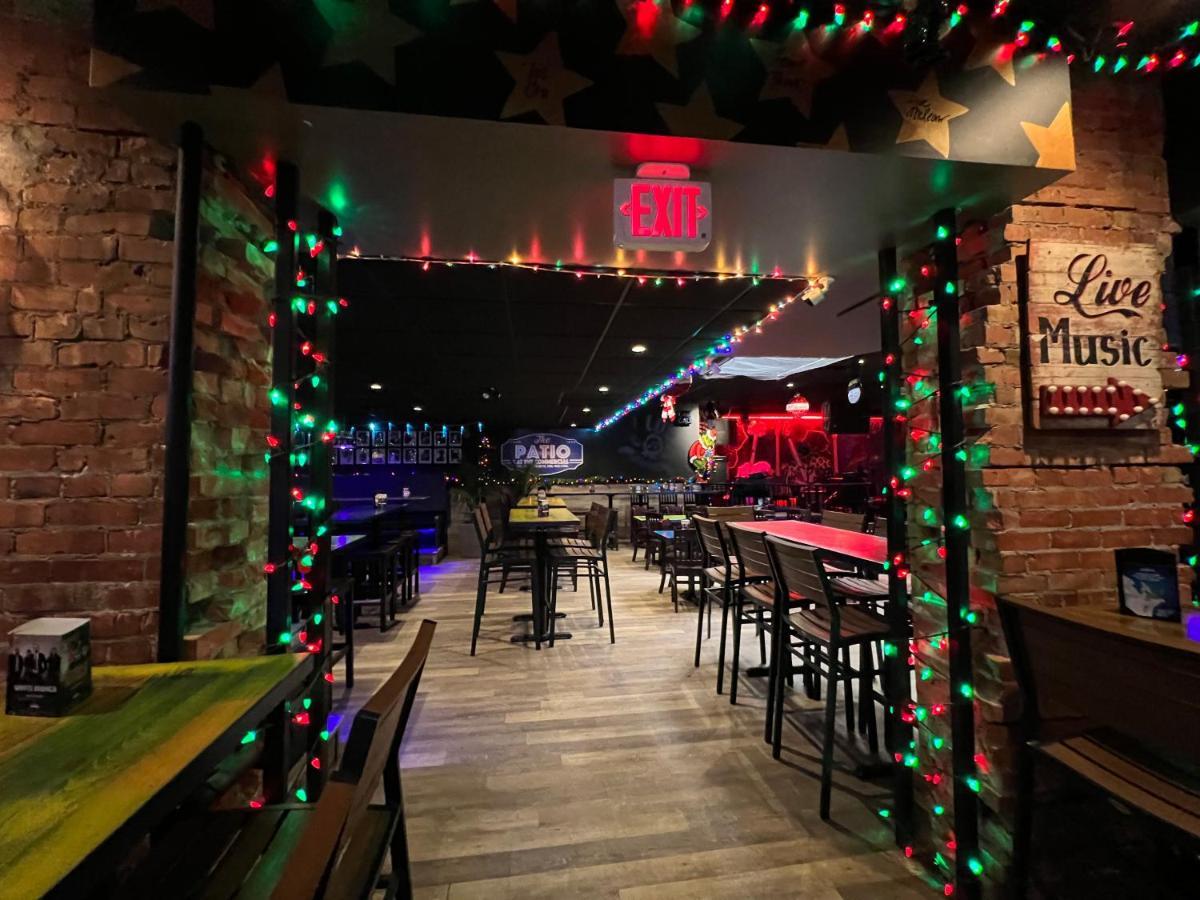 Commercial Hotel Edmonton Luaran gambar